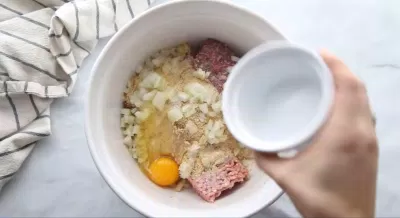 Trứng gà có tác dụng như chất keo giữ cho kết cấu thịt viên chắc hơn. (Nguồn: recipegirl.com)