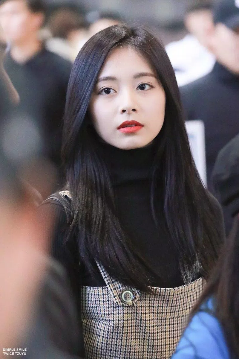 Tzuyu tóc đen