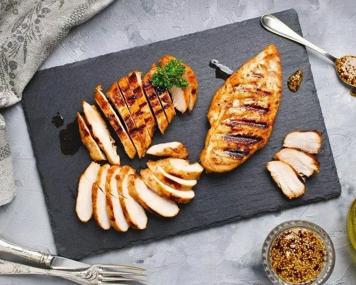 ức gà nướng kèm salad