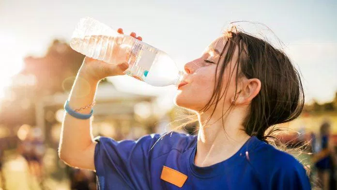 Uống ít nước ảnh hưởng đến sức khỏe mùa hè