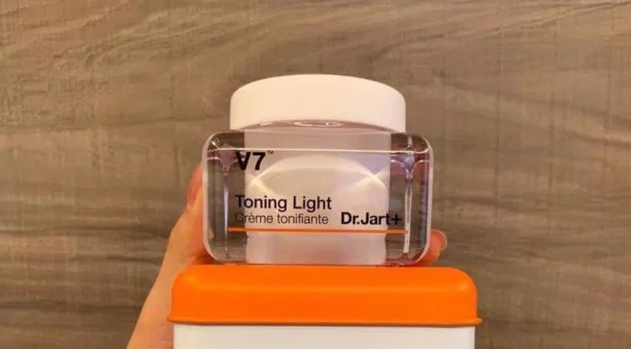 Kem dưỡng V7 Toning Light được đầu tư thiết kế từ vỏ hộp cho đến sản phẩm bên trong. (nguồn: Internet)