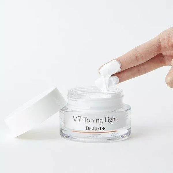 Kem dưỡng trắng da V7 Toning Light có chất kem đặc nhưng không gây bết dính. (nguồn: Internet)