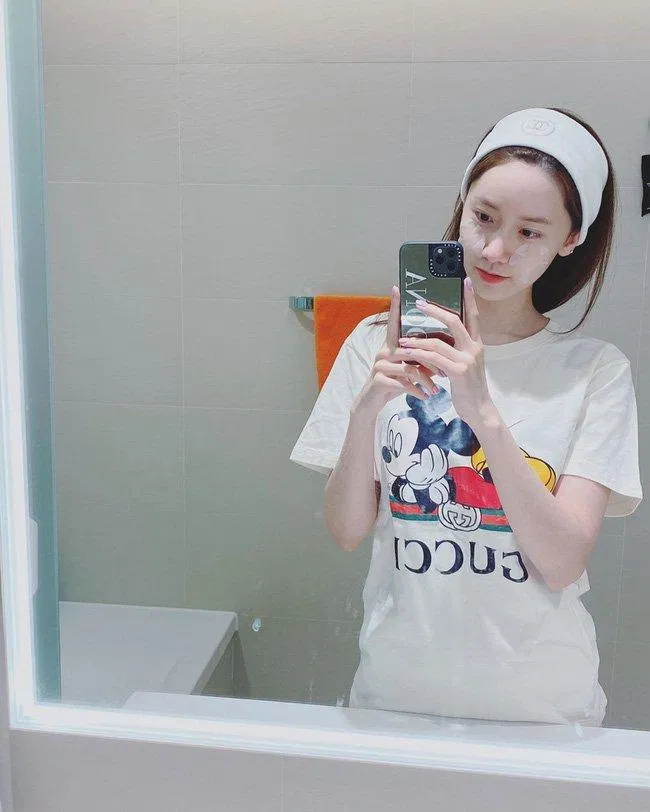 Yoona dùng để cố định tóc khi đang skincare (Nguồn: Internet) Yoona dùng để cố định tóc khi đang skincare (Nguồn: Internet)
