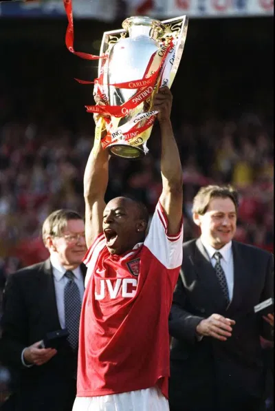 Ian Wright nâng cao chức vô địch Ngoại Hạng Anh cùng Arsenal. Ảnh: Internet.