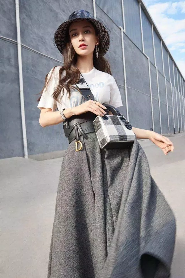 Trang phục dù "khó nhằn" như thế nào đều được Angelababy chinh phục (Nguồn: Internet)