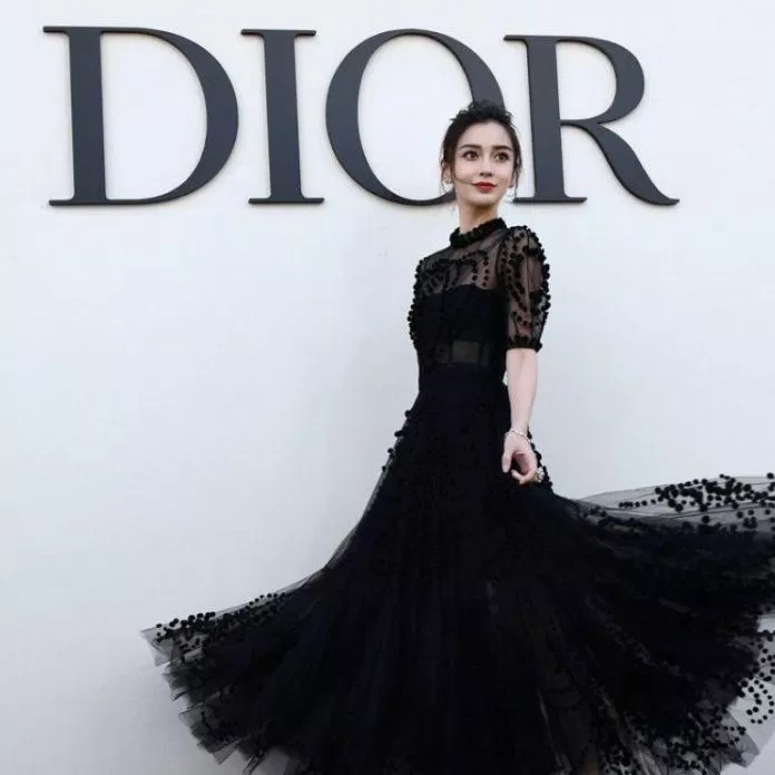 Angelababy hoá thiên nga đen tại Tuần lễ thời trang Paris tháng 9/2018 (Nguồn: Internet)