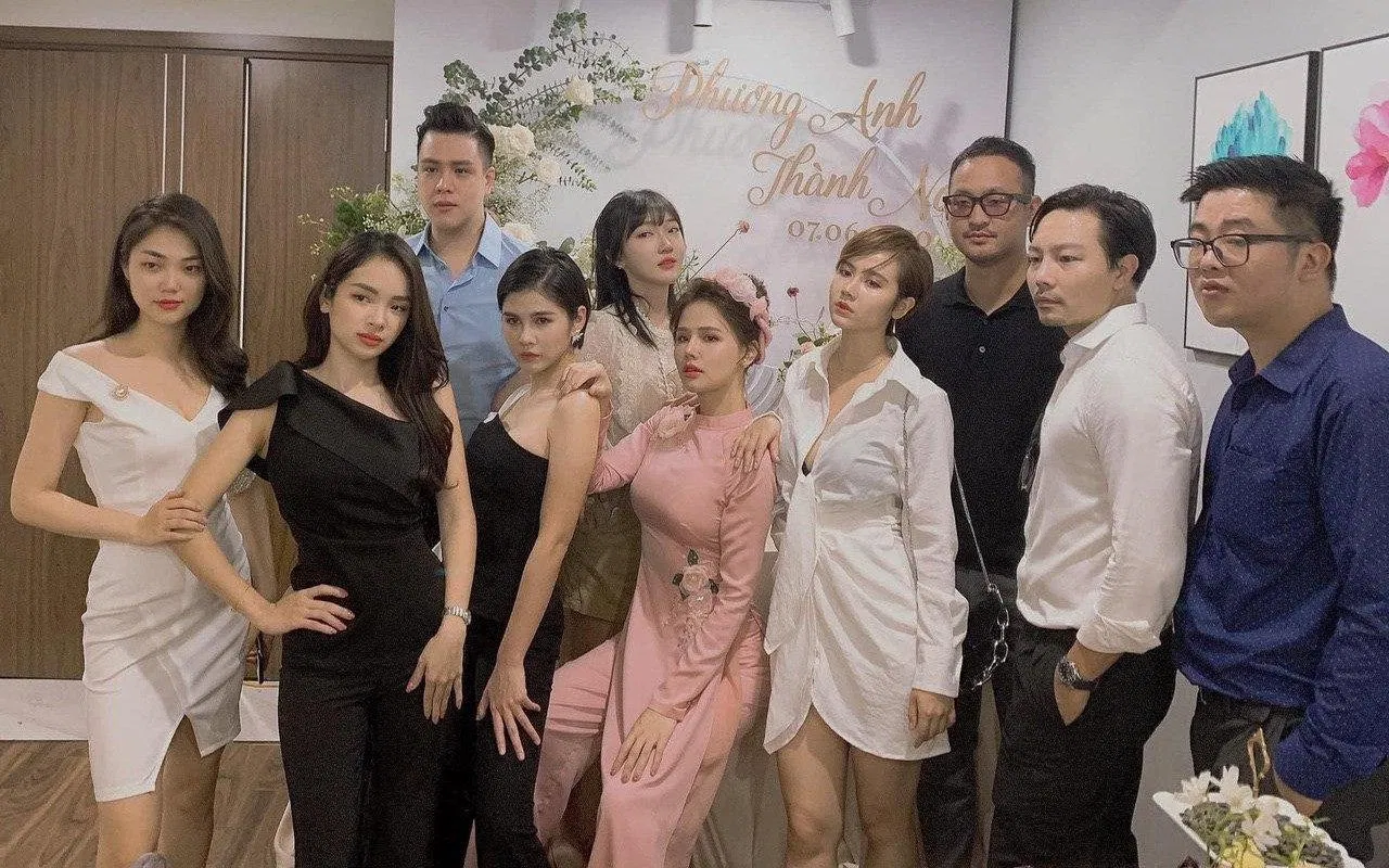 Trước giờ G, hội bạn tranh thủ làm vài nét ảnh "sống ảo" (Nguồn: Internet)