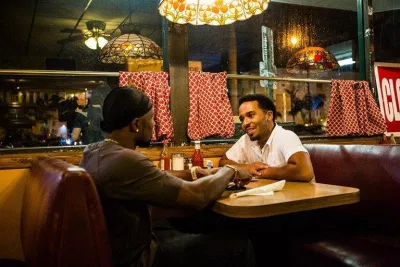 Andre Holland và Trevante Rhodes trong phim Moonlight (Ảnh: David Bornfriend/A24)