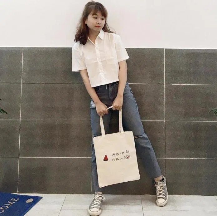 Áo crop top sơ mi có thể phối cùng quần jean cạp cao (ảnh: Internet)