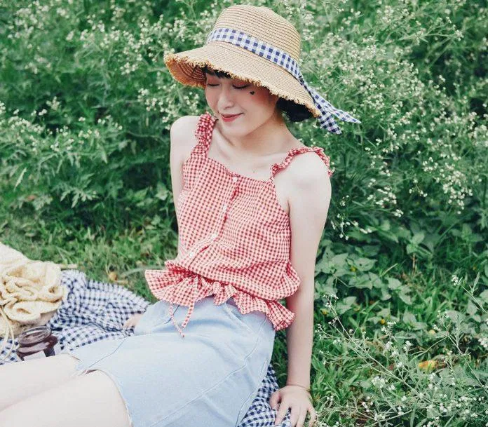 Áo crop top hai dây nhiều màu sắc, khiến bạn trông năng động hơn (ảnh: Internet)