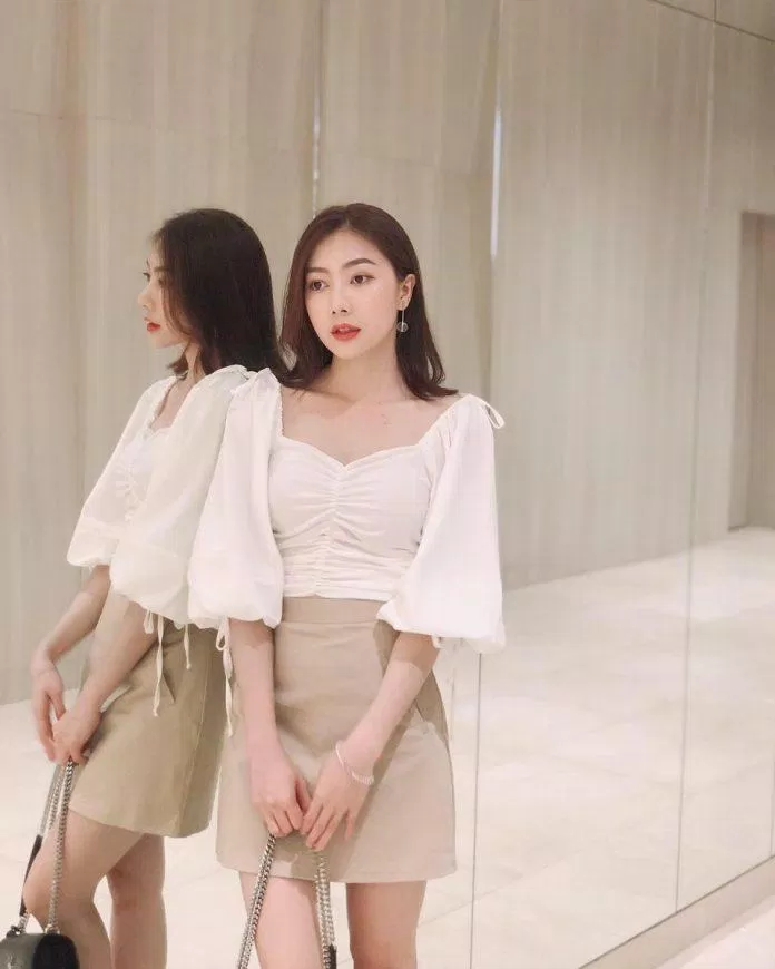 Áo crop top nhún ngực đơn sắc (ảnh: Internet)