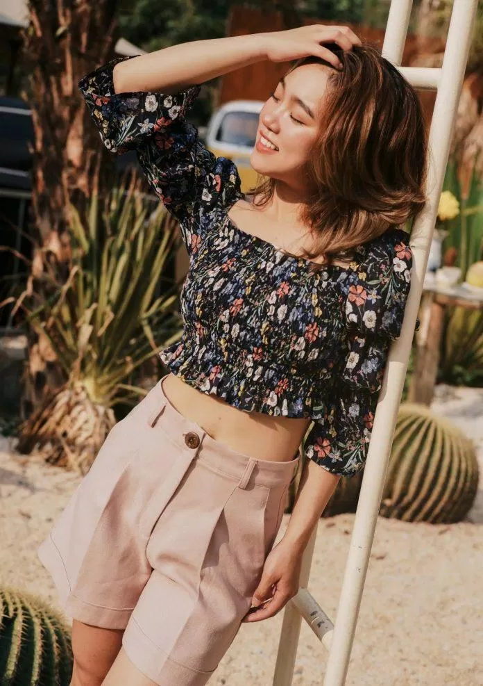 Áo crop top nhún ngực họa tiết hoa nhí cực xinh (ảnh: Internet)