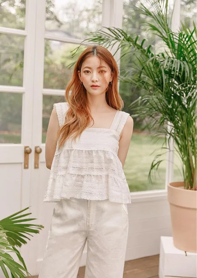 Nàng nào muốn kín đáo hơn có thể cân nhắc áo hai dây bản to nhé. (nguồn ảnh: Internet)