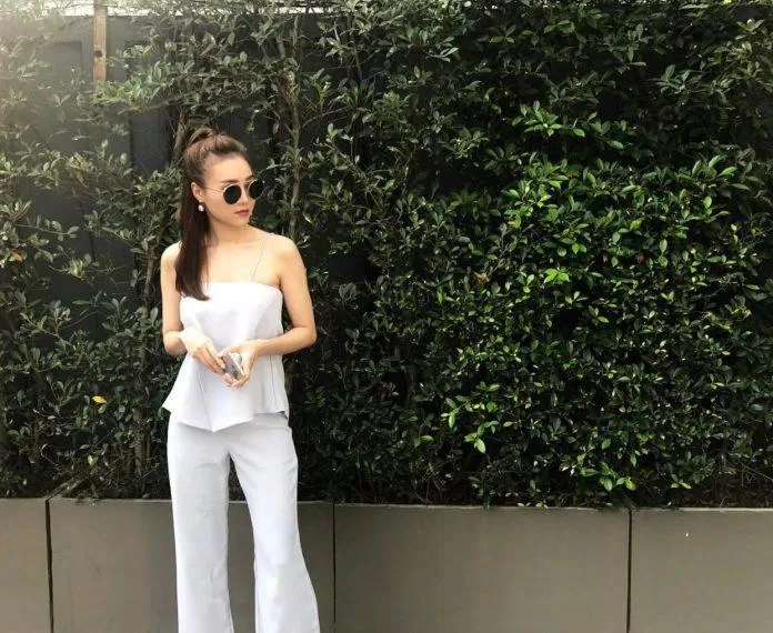 Học sao Việt cách kết hợp áo hai dây trắng và quần suống ống rộng cực sang chảnh. (nguồn ảnh: Internet) Học sao Việt cách kết hợp áo hai dây trắng và quần suống ống rộng cực sang chảnh. (nguồn ảnh: Internet)