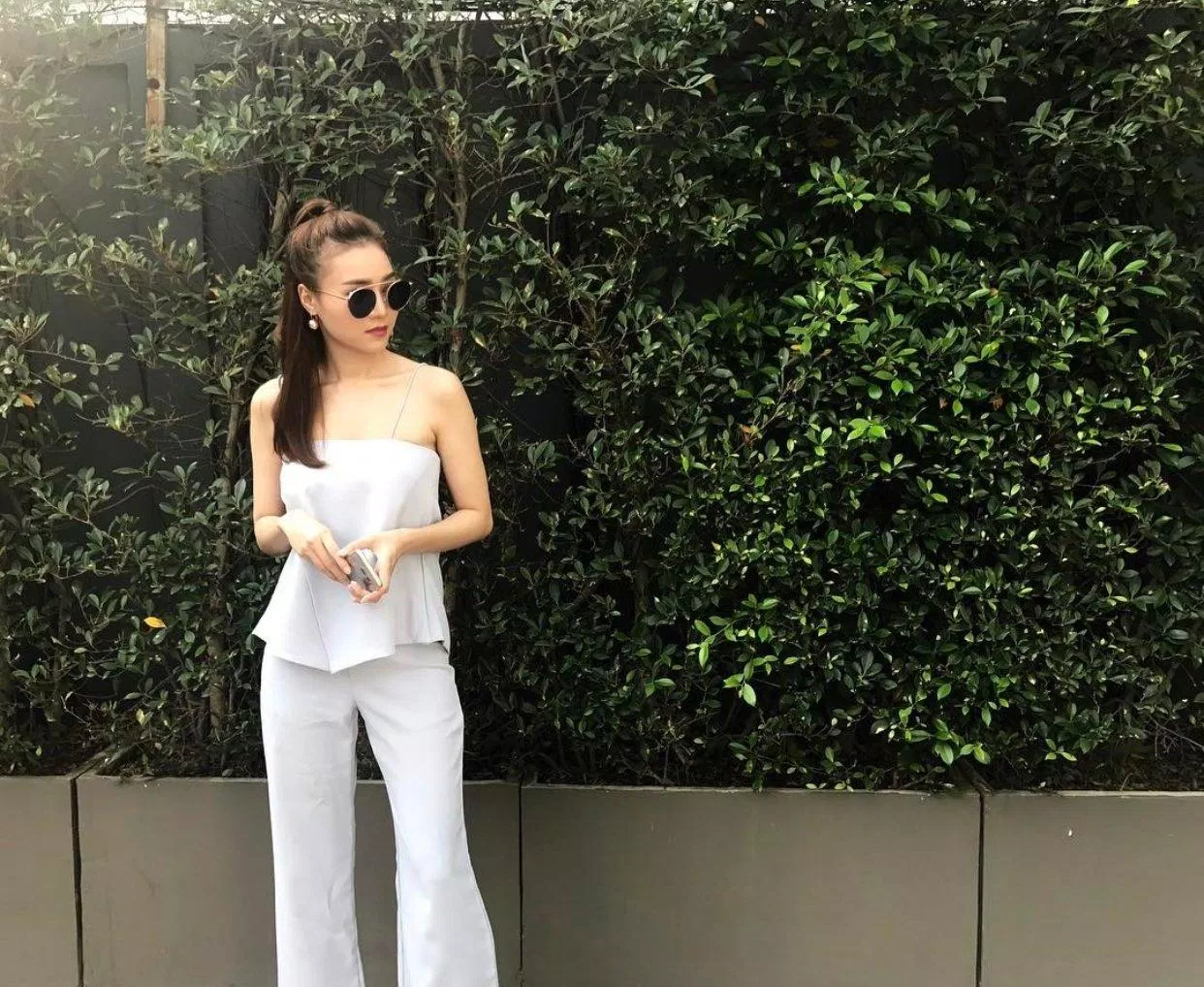 Học sao Việt cách kết hợp áo hai dây trắng và quần suống ống rộng cực sang chảnh. (nguồn ảnh: Internet) Học sao Việt cách kết hợp áo hai dây trắng và quần suống ống rộng cực sang chảnh. (nguồn ảnh: Internet)