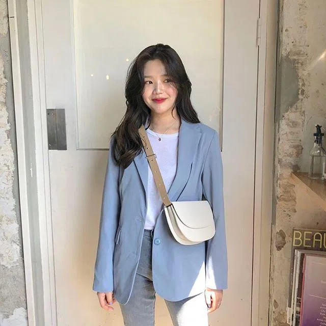 Áo phông đơn giản phối cùng blazer tinh tế