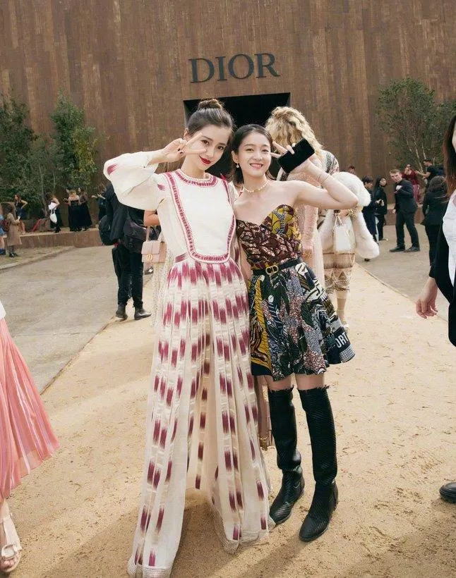 Đẳng cấp vượt trội của Angelababy bên cạnh Trương Tuyết Nghênh tại tuần lễ thời trang Paris (Nguồn: Internet)