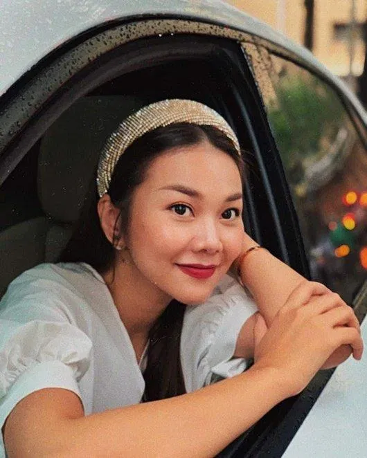 Thêm thắt một chiếc băng đô dày đính hạt lấp lánh làm cho bộ trang phục đơn giản những chẳng hề đơn điệu