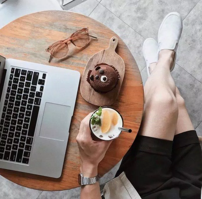 Thức uống và bánh ngọt ở đây rất ngon và giá thành khá hợp lý (Nguồn: Facebook Aroi Dessert Cafe)