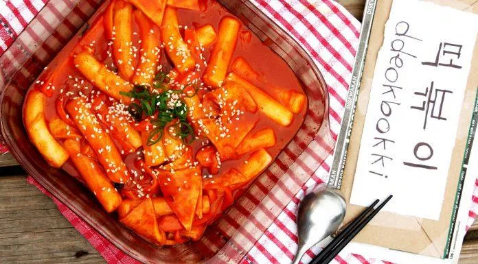 Bánh gạo cay - món ăn đường phố nổi tiếng của Hàn Quốc (Nguồn: Internet)