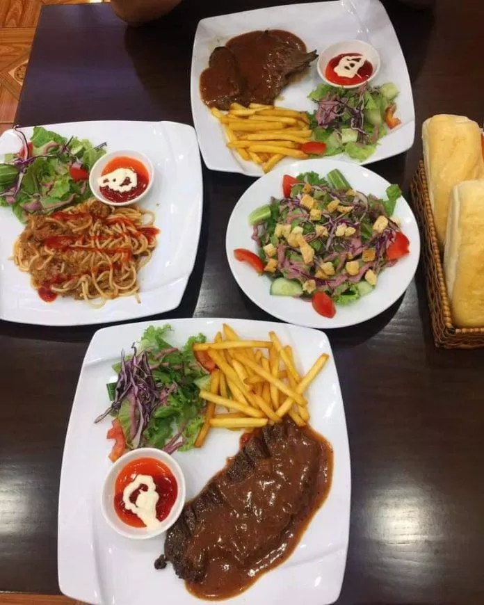 Điểm đặc biệt của quán là bánh mì ăn kèm với beefsteak rất mềm (Nguồn: Facebook Europe Steak)