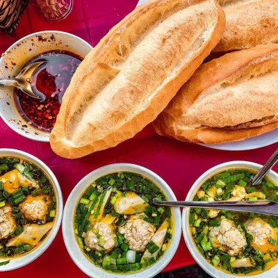 Bánh mì xíu mại còn có tên gọi là bánh mì chấm hay bánh mì chảo (ảnh Internet) Bánh mì xíu mại còn có tên gọi là bánh mì chấm hay bánh mì chảo (ảnh Internet)