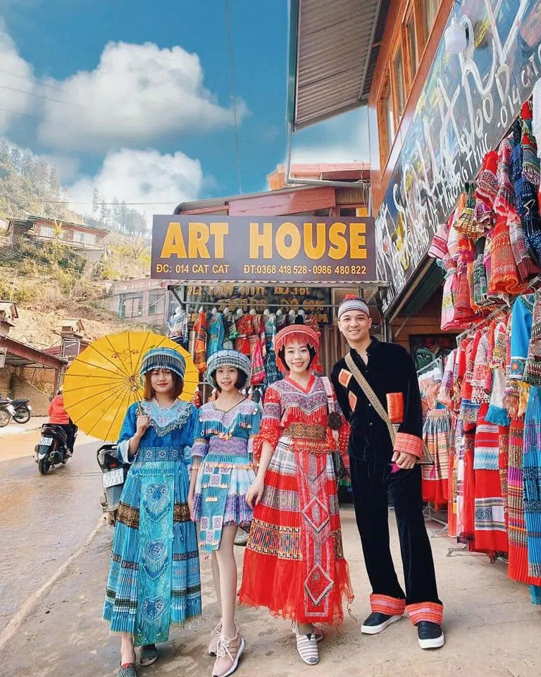 Art House Homestay có cách trang trí và quầy bán đồ lưu niệm khá bắt mắt (Nguồn: Facebook Art House Sapa)