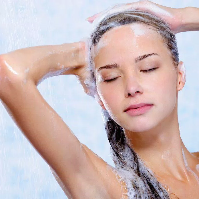 Sử dụng dầu gội phù hợp giúp tóc suôn mượt hơn. (Ảnh: Internet)