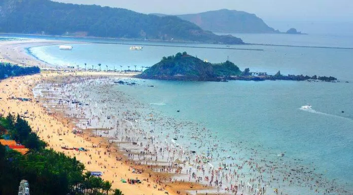 Biển Cửa Lò là một trong những điểm đến thu hút rất đông khách du lịch đổ về Nghệ An vào mỗi dịp hè (ảnh Internet)