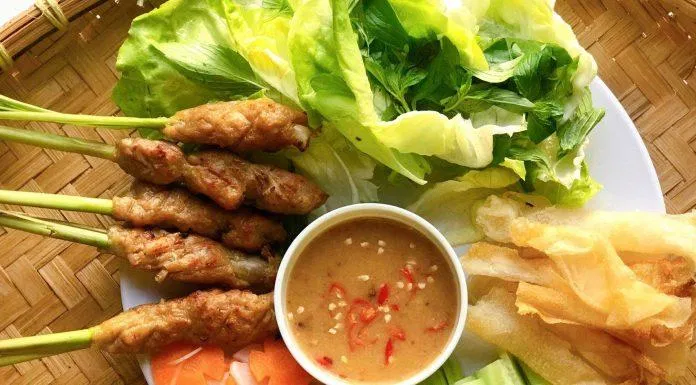 Thành phẩm là những chiếc nem lụi vàng ươm, dậy mùi thơm quyến rũ. (Ảnh: BlgogAnChoi)