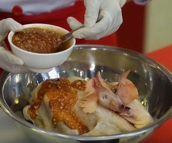Sau khi làm sạch gà bạn sẽ tiến hành tẩm ướp gia vị cho gà (Nguồn: Internet)