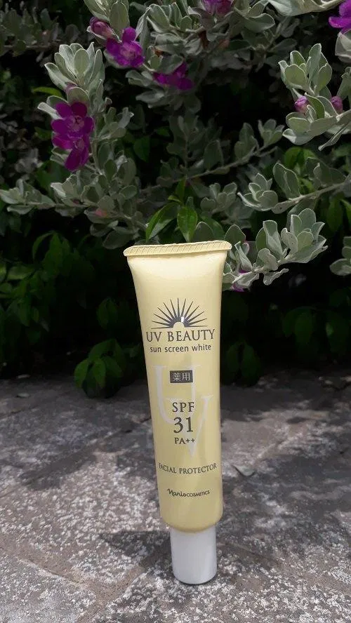 Naris UV BEAUTY Sun Screen White SPF31 PA++ là sản phẩm có sự kết hợp công thức chống nắng vật lý lai hóa học (ảnh: BlogAnChoi).