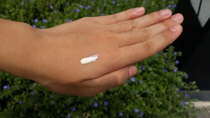Chất kem dạng sữa, không mùi, dễ dàng hấp thụ nhanh chóng và tiệp màu da (ảnh: BlogAnChoi).
