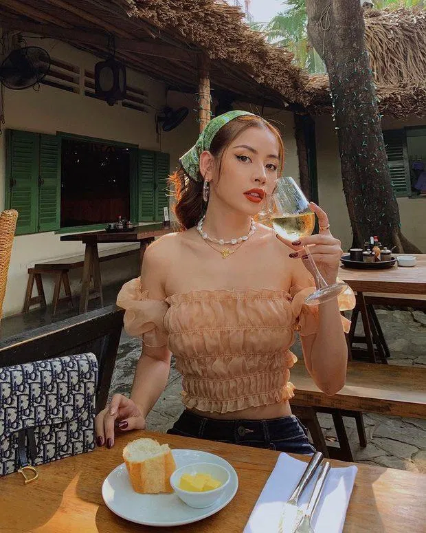 Độc đáo với kiểu khăn lụa buộc đầu (Nguồn: Internet)