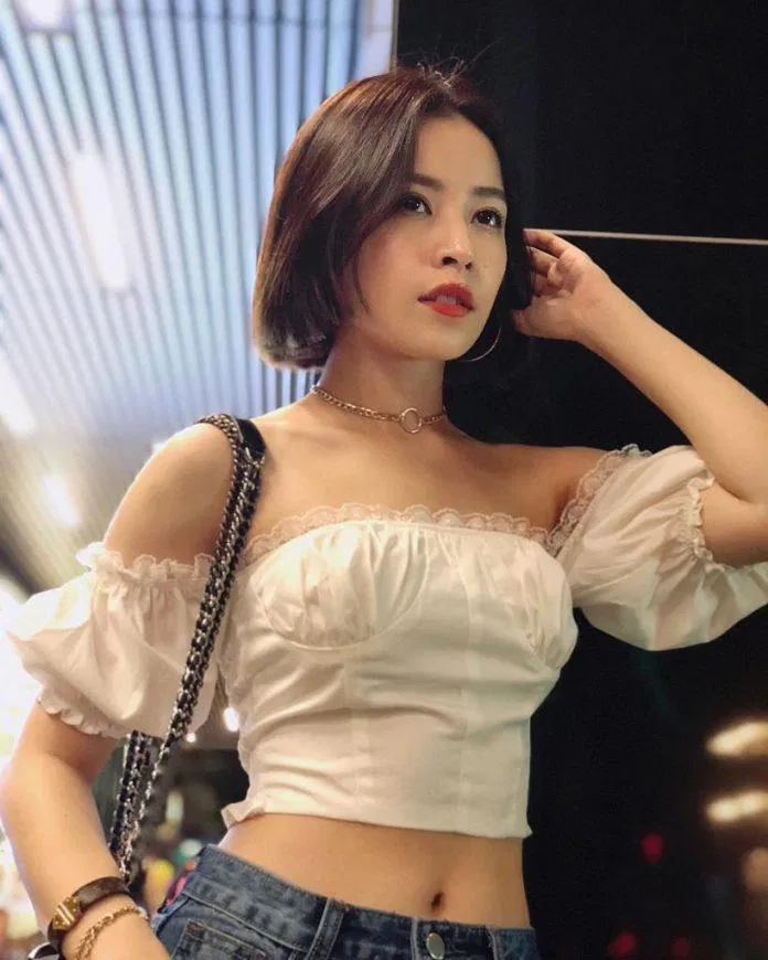 Cá tính như Chi Pu trong kiểu tóc ngắn, Croptop trễ vai và quần jean