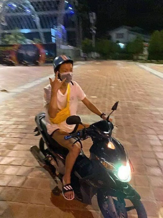 Seunghoon lái xe máy ở Việt Nam. (Nguồn: Internet)