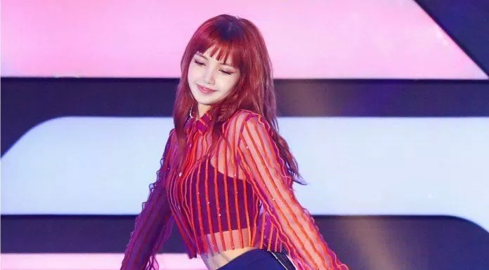 Lisa khéo léo "biến tấu" sơ mi voan trong suốt thành Croptop