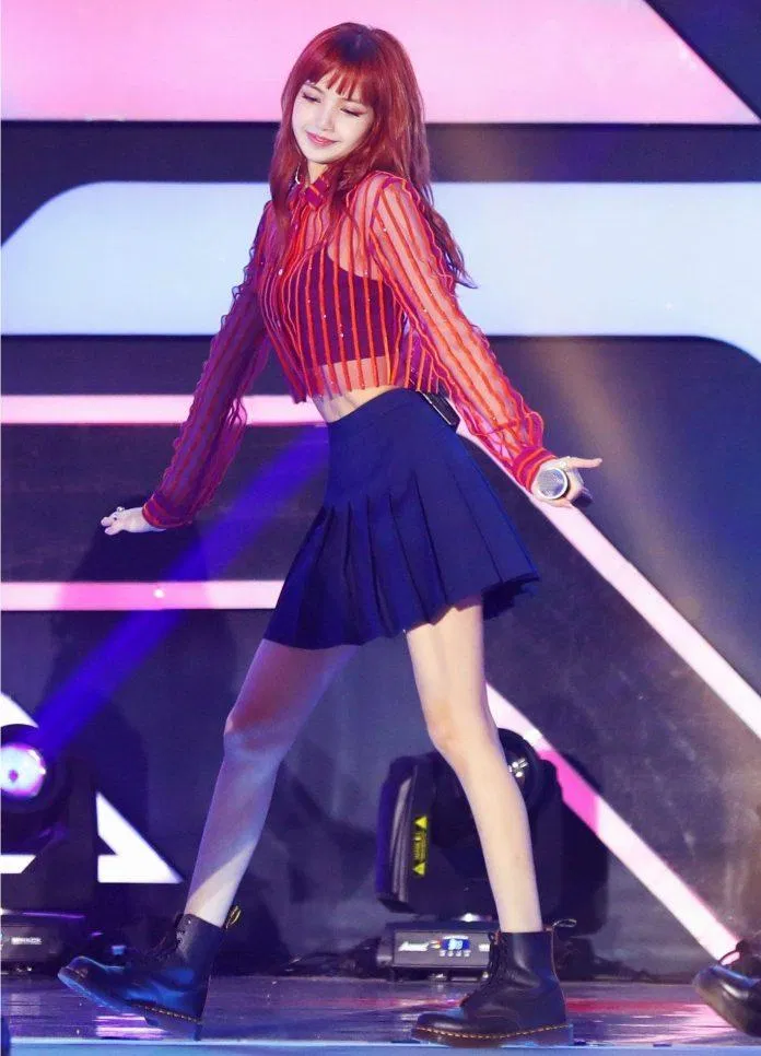 Lisa khéo léo "biến tấu" sơ mi voan trong suốt thành Croptop Lisa khéo léo "biến tấu" sơ mi voan trong suốt thành Croptop