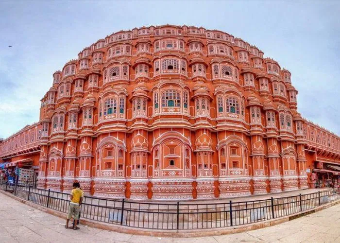 Toàn cảnh cung điện nổi tiếng nhất của Hawa Mahal (ảnh: Travelogue Voyage)