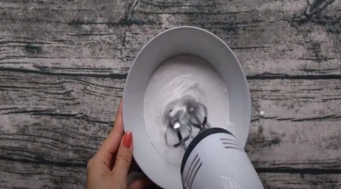 Đánh bông whipping cream với đường (Nguồn: Món Ăn Ngon)