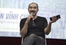 Đạo diễn Bùi Thạc Chuyên đang truyền lửa cho các nhà làm phim trẻ