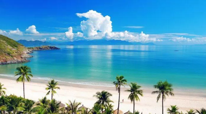 Nha Trang nổi tiếng với những bãi biển đẹp đầy cát và nước xanh biếc. (Nguồn: Internet)