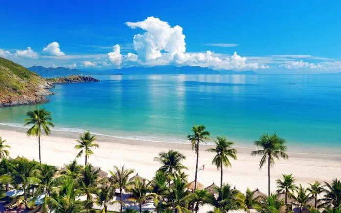 Nha Trang nổi tiếng với những bãi biển đẹp đầy cát và nước xanh biếc. (Nguồn: Internet)