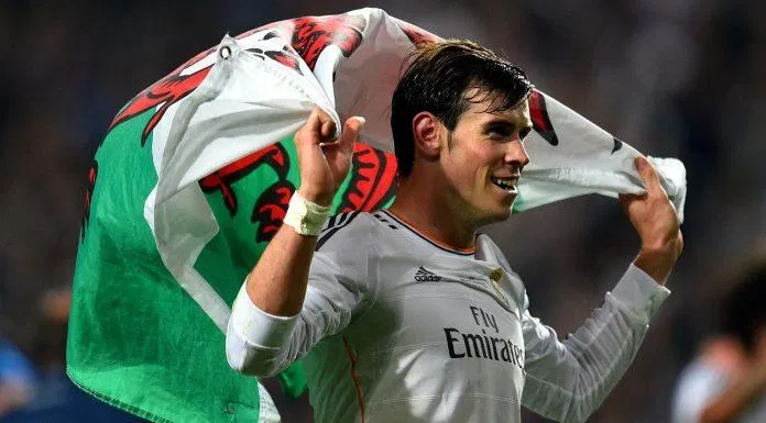 Bale ăn mừng chức vô địch Champions League với lá cờ xứ Wales (Nguồn: Internet)