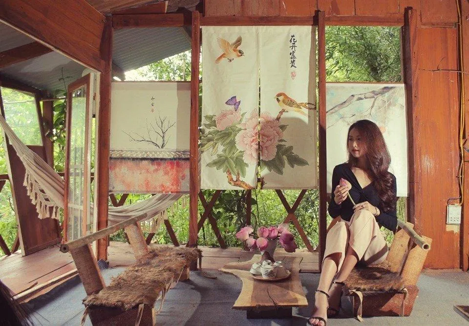 Không gian nơi đây được trang trí toàn bộ bằng gỗ, tạo nên sự kết hợp hài hòa với thiên nhiên (Ảnh: Internet).
