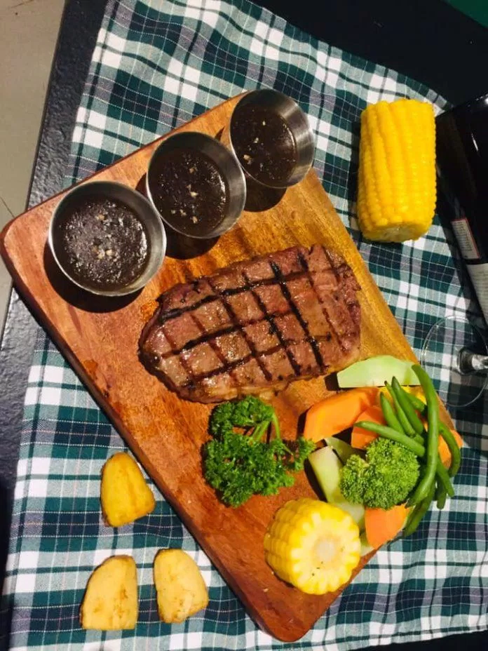 Nước sốt tương đen và nước sốt BBQ ở đây cực kỳ ngon (Nguồn: Facebook Vinbee Steak)