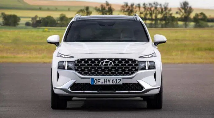 Bộ đèn LED cùng hai đèn pha tạo thành hình chữ T phía trước.
