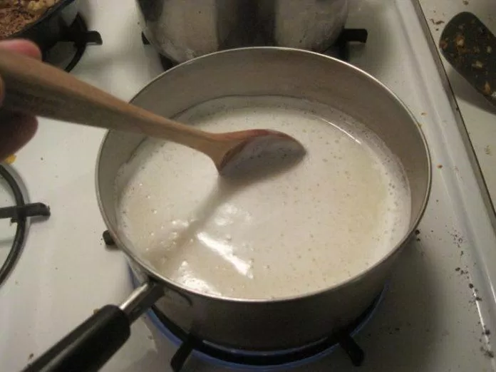 Khuấy hỗn hợp đường, sữa và gelatin lại với nhau (Nguồn: Internet)