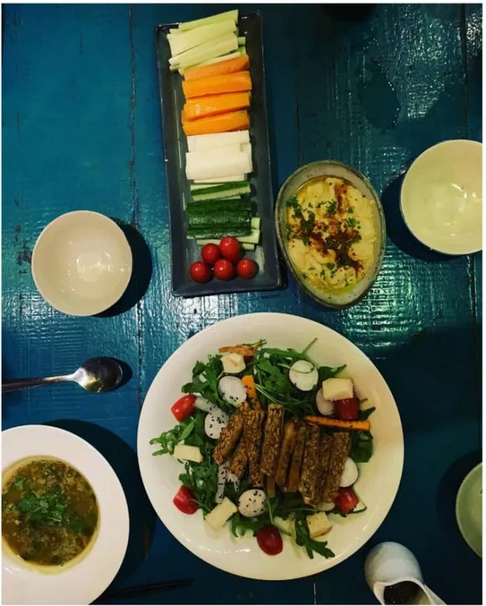 Món Tempeh salad cùng Hummus đậu gà tại Prem Bistro. ( Ảnh tự chụp) Món Tempeh salad cùng Hummus đậu gà tại Prem Bistro. ( Ảnh tự chụp)