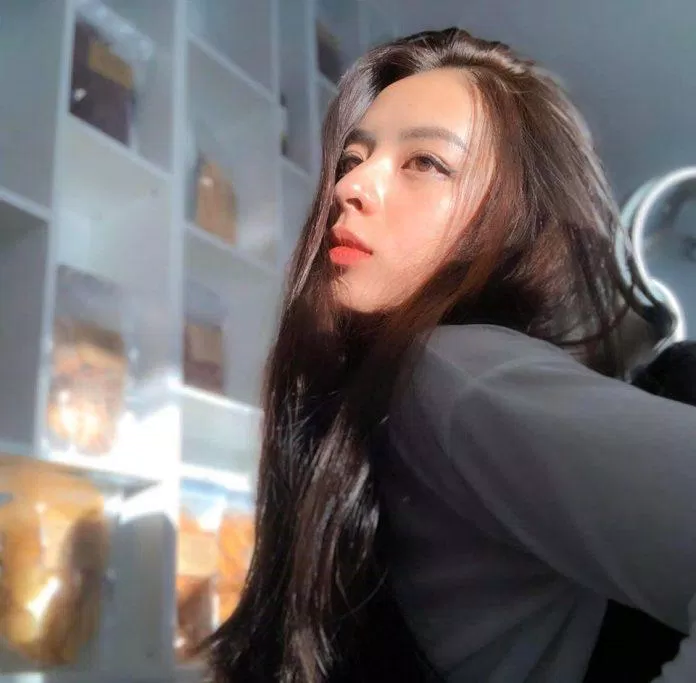 Gia Hân may mắn sở hữu sống mũi cao thẳng tắp và đôi mắt 2 mí to tròn.